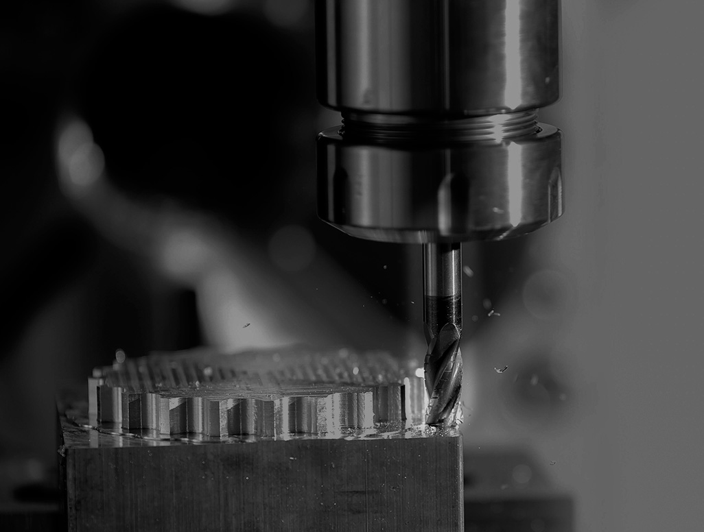 Fresatura CNC di precisione su componente metallico in lavorazione