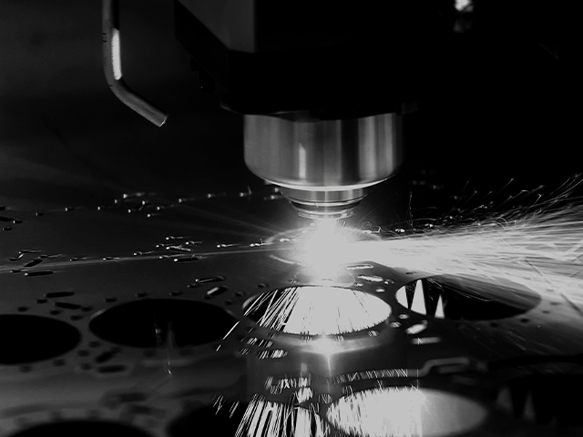 Taglio laser a fibra con magazzino automatico per lavorazioni rapide, tracciabili e ad alta precisione.
