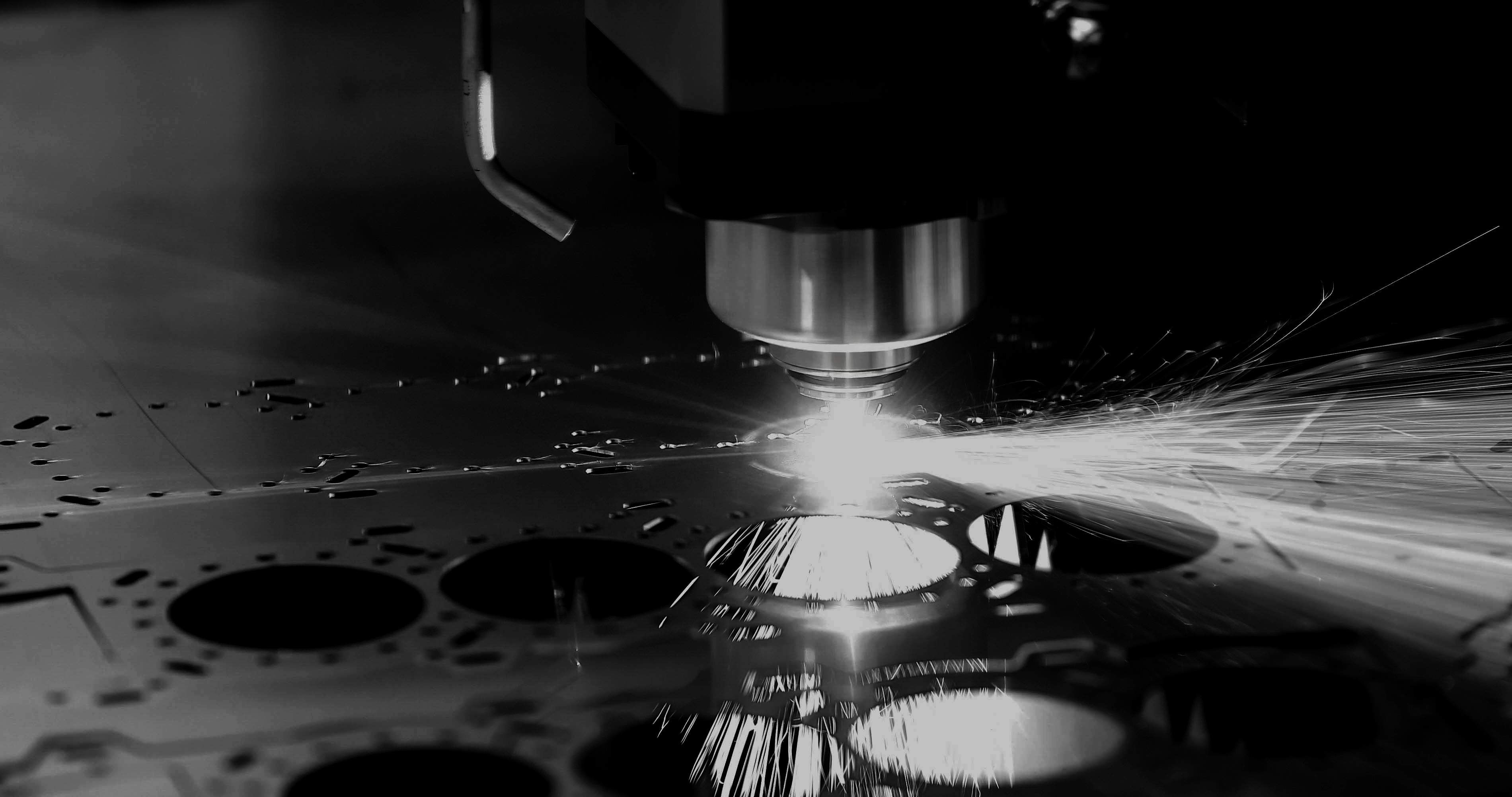 Taglio laser a fibra con magazzino automatico per lavorazioni rapide, tracciabili e ad alta precisione.